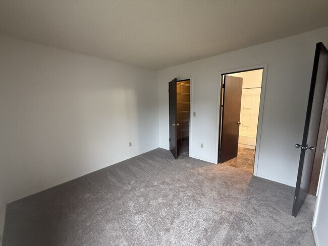 Building Photo - Cozy 1 Bedroom Apartment- $300 off 1st Mon...