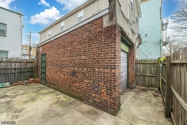 Building Photo - 92 Mallory Ave