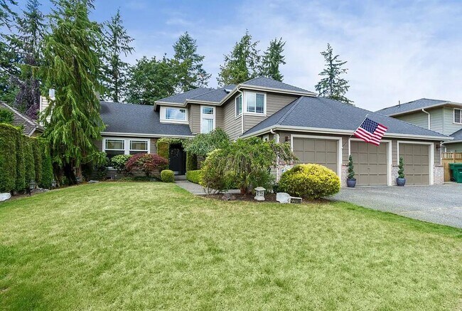 Building Photo - Spacious 5-Bedroom Home with Fenced Yard a...