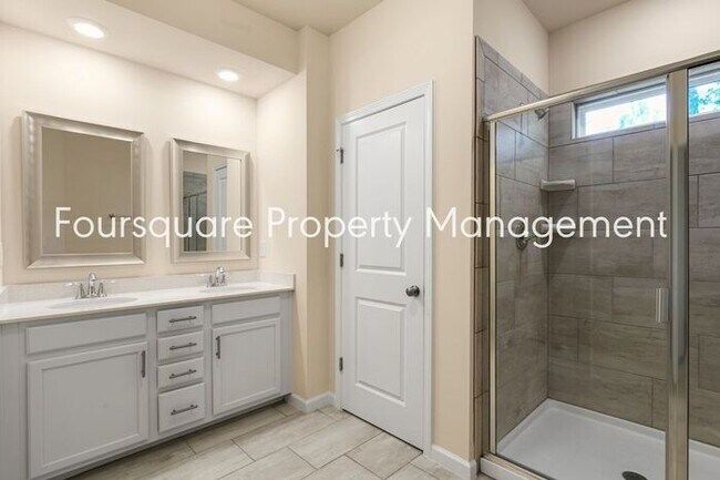 Building Photo - Townhome| Screened -In Back Porch |One Car...