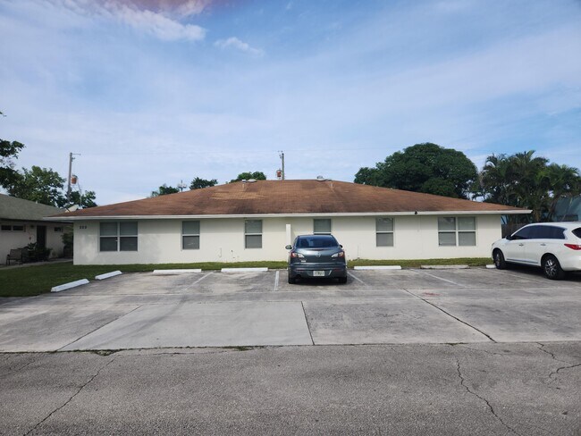 Primary Photo - 525 Putnam Rd