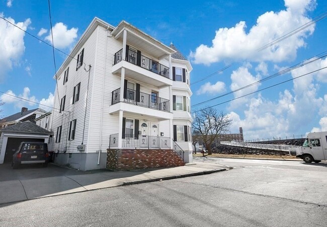 Primary Photo - 2-4 Stapleton St