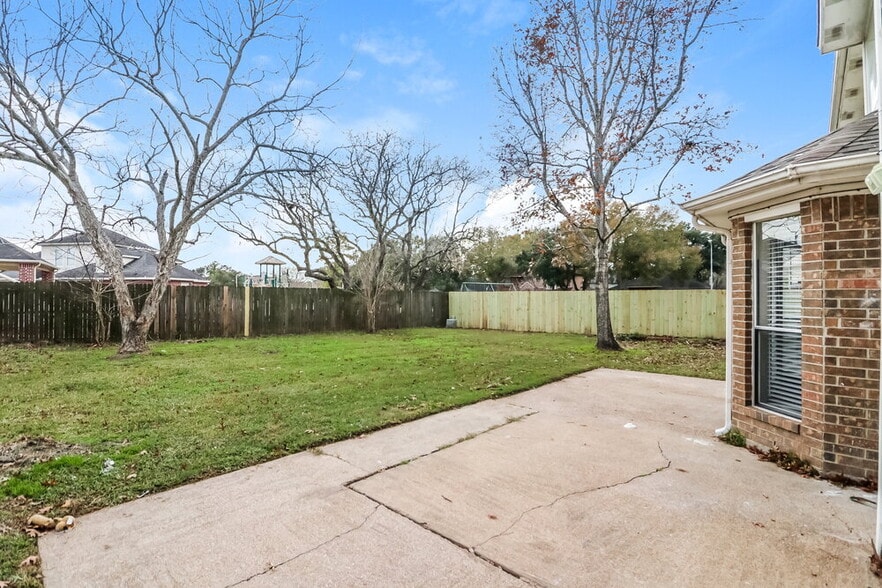 Building Photo - 15815 Spruce River Ct