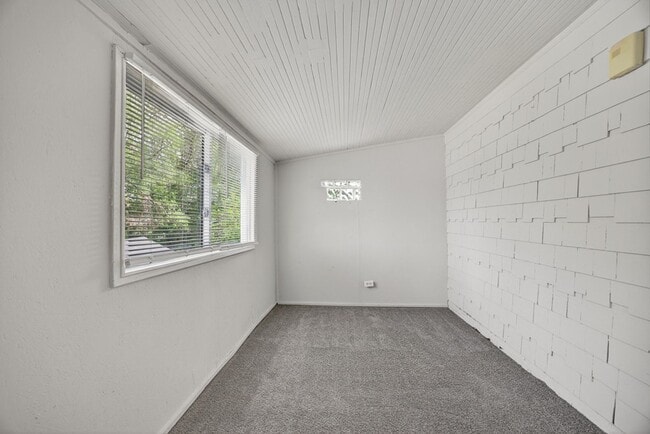 Building Photo - Spacious 3 bed 1.5bath Brick Colonial