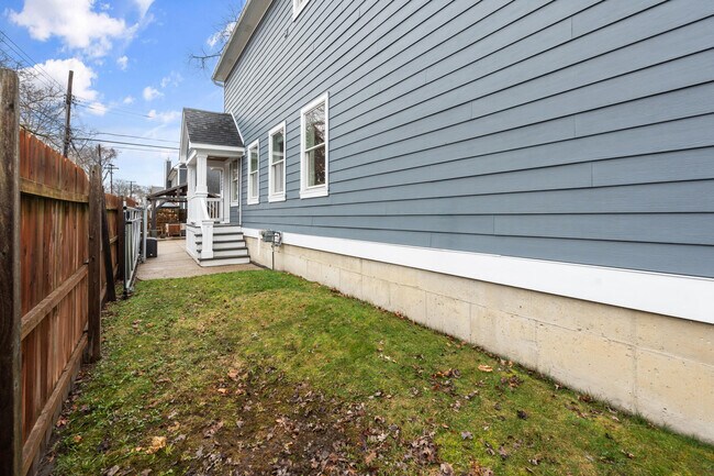 Building Photo - 819 Irving Ave