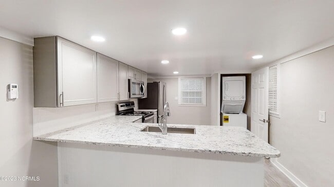 Building Photo - 1255 Central Dr