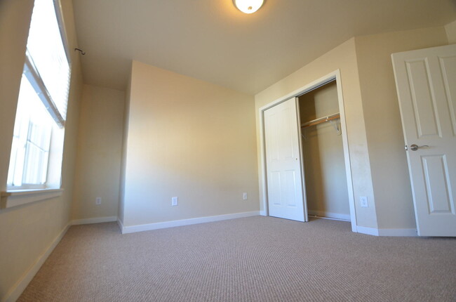 Building Photo - Hardwood floors, Master Suite, Great Storage!
