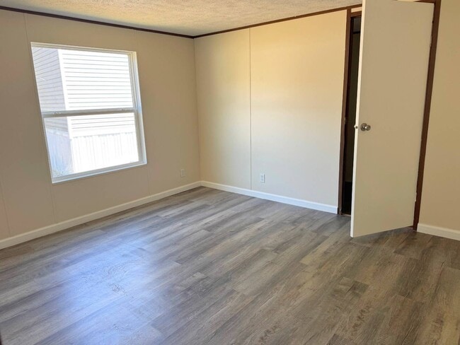 Building Photo - 557 Banjo Way