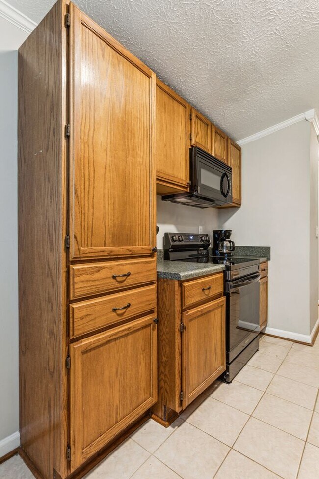 Building Photo - 501 Ashwood Dr