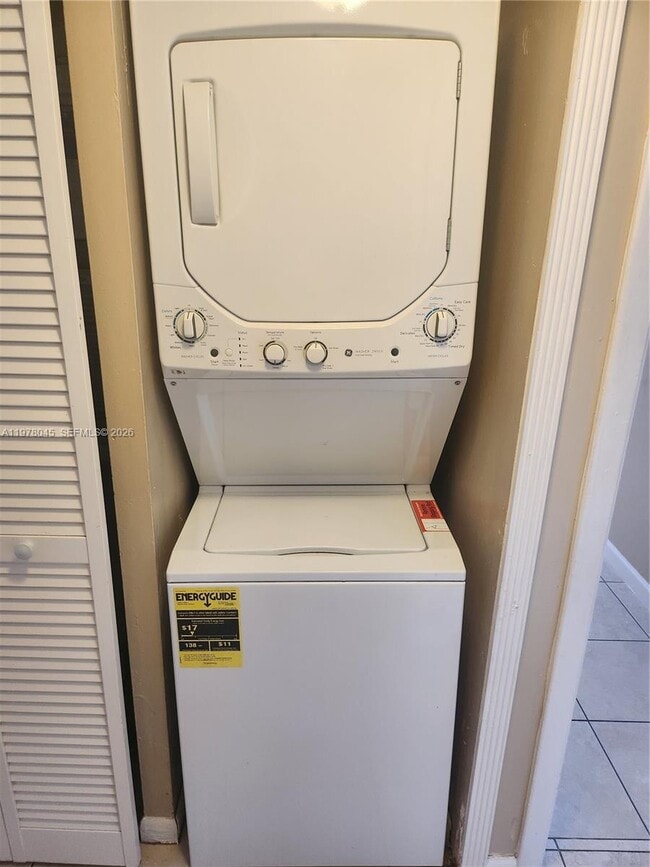 Building Photo - 215 Lake Pointe Dr