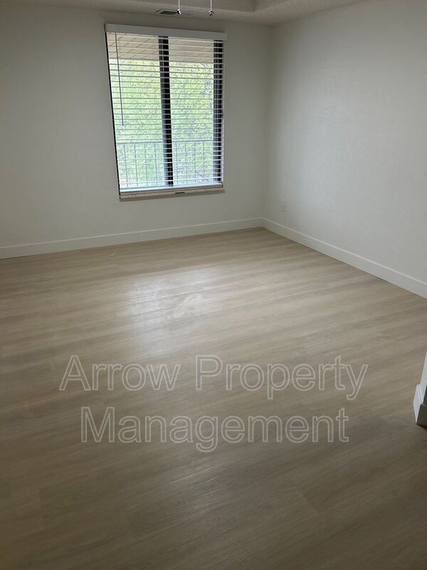 Building Photo - 205 E Arbor Ave
