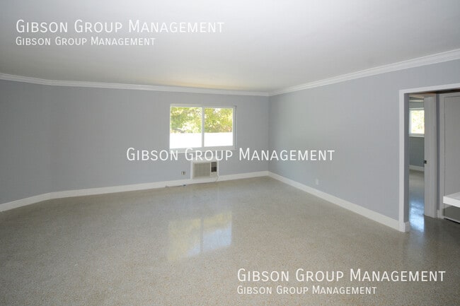 Building Photo - 806 NE 16th St