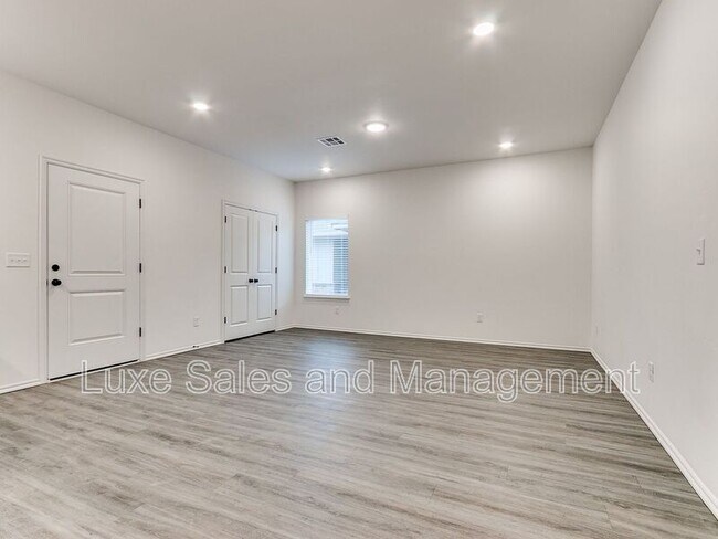 Building Photo - 8012 NW 110th Dr