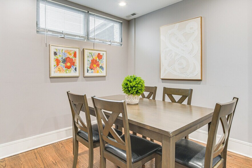 Building Photo - 2148 W Chicago Ave