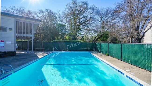 Building Photo - Lovely 3 Bedroom Townhouse ~ Water Included