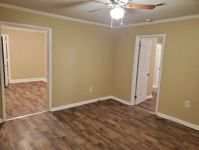 Building Photo - 1 month free Call for details!!!  Section 8 accepted 2-Bedroom Retreat in Huntsville – Cozy Livin...