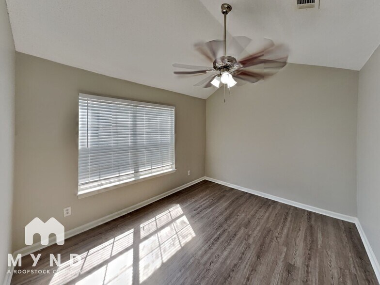 Building Photo - 530 Creekwood Cir S