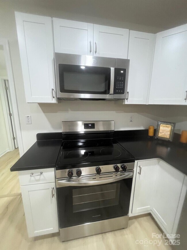 Building Photo - 39 White St