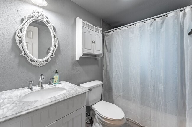 Building Photo - Cozy 2-Bedroom Retreat Near the Lake in Lowell