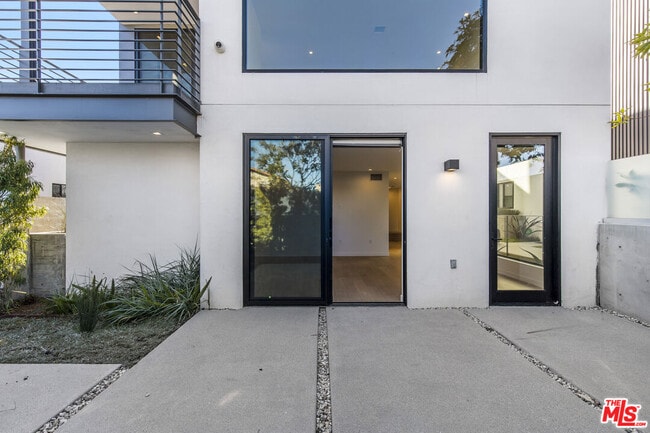 Building Photo - 2019 Barry Ave