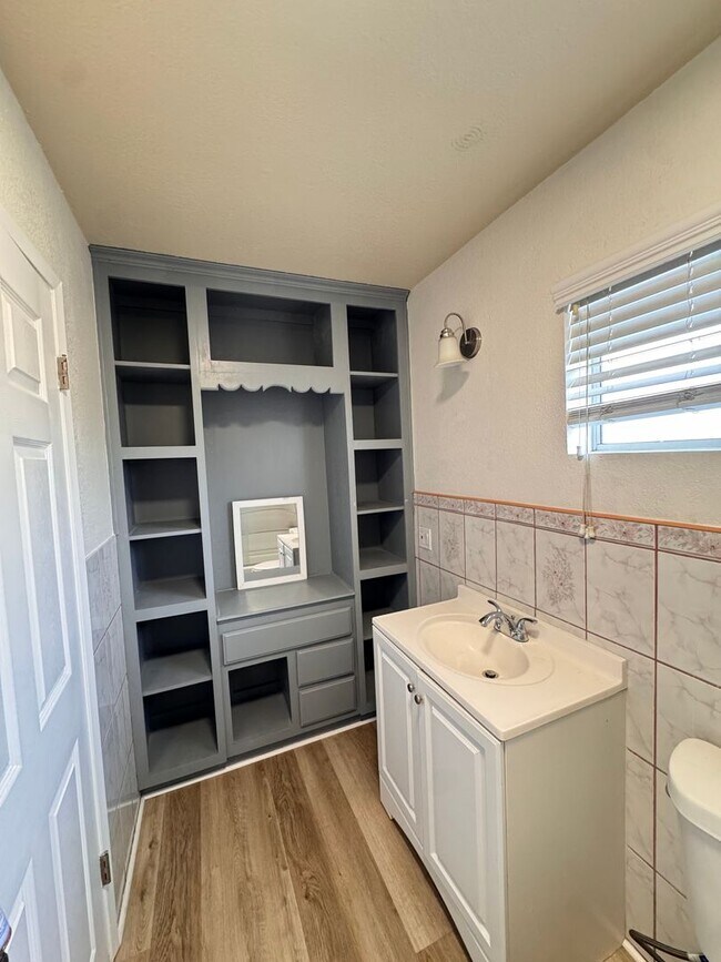 Building Photo - 1060 McFarland Ave