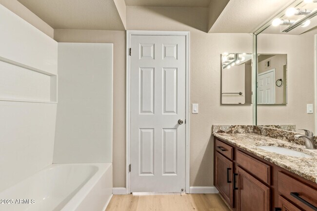 Building Photo - 1402 E Guadalupe Rd