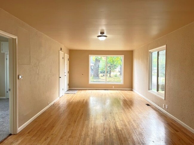 Building Photo - 2Bd/1Ba Single Story House w/ Basement - A...
