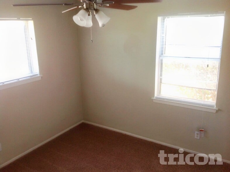 Building Photo - 1721 Oak Tree Dr