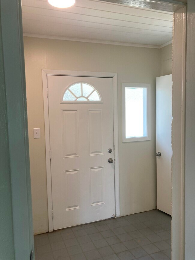 Building Photo - 1635 River Oaks Dr
