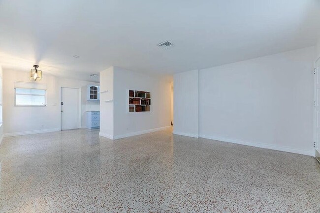 Building Photo - 3414 Poinsettia Ave
