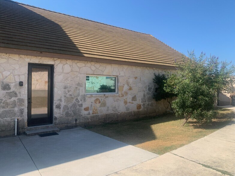 Building Photo - 1116 Lakeshore Dr