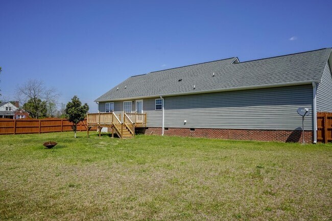 Building Photo - Ranch Home | Back Deck | Fenced In Backyar...
