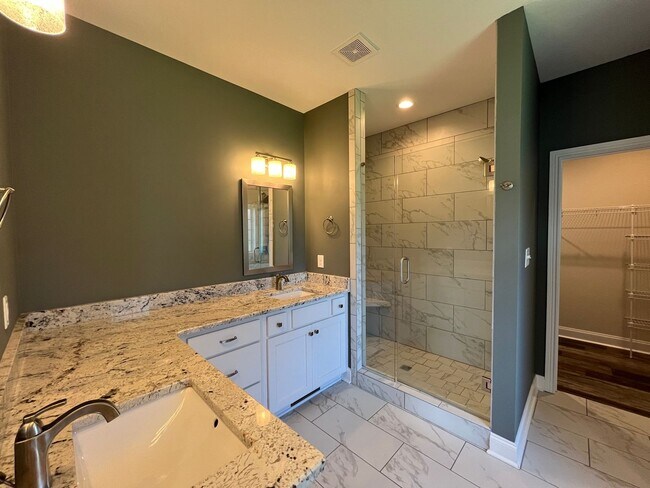 Building Photo - 557 Dexter Dr