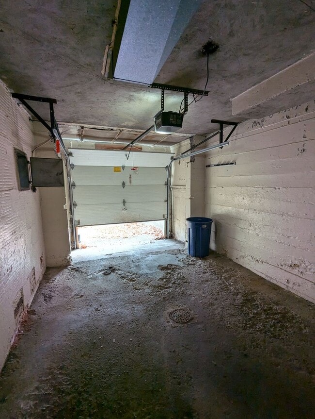 Building Photo - Updated 3 Bedroom Home l Marhsall Shadeland