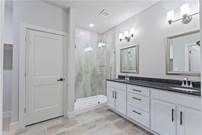 Building Photo - 913 NE Hts Ln