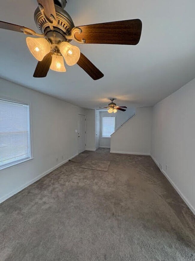 Building Photo - Three Bedroom 1.5 Bathroom House