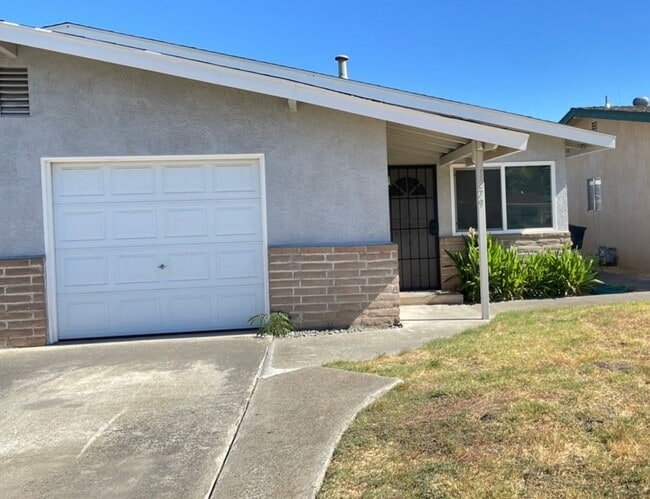 Primary Photo - 2 Bedroom, 1 Bath with Garage near Hospital.