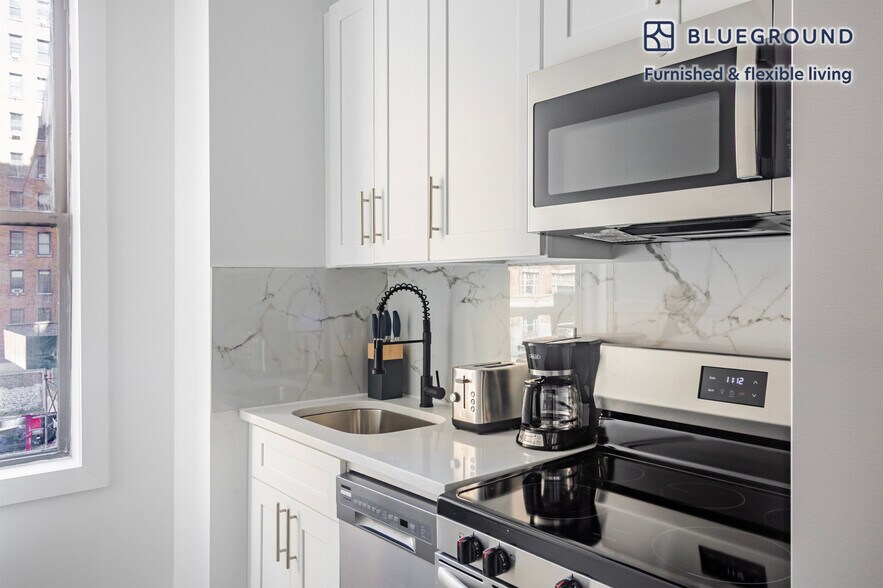 Building Photo - 161 W 54th St