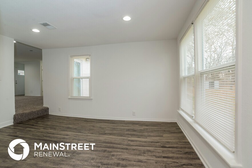 Building Photo - 7411 NW Oak Dr