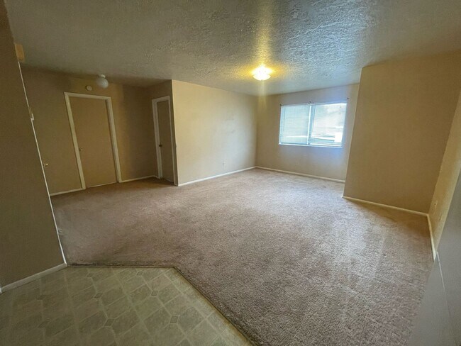 Building Photo - 383-391 N Wood Cir