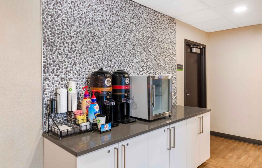 Building Photo - Furnished Studio-Fort Lauderdale - Deerfield Beach