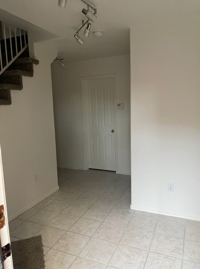 Building Photo - 3 Bed/2.5 Bath 2-Level Home with Loaded Kitchen! Washer/Dryer! Big backyard!