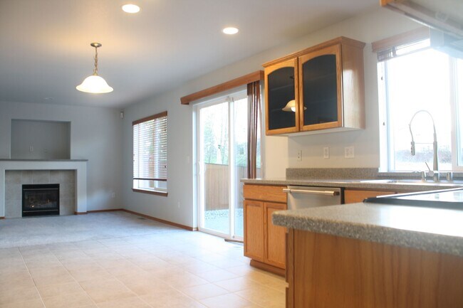 Building Photo - 3 bdrm, 2.5 Bath, 2 car Garage, Gas heat, ...