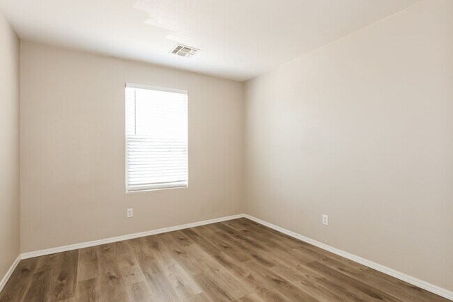 Building Photo - 38059 N Carolina Ave