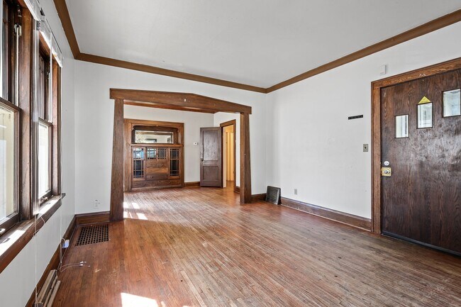 Building Photo - MUST SEE 5BD/2BA House close to U of M! Avail. 9/1/26!