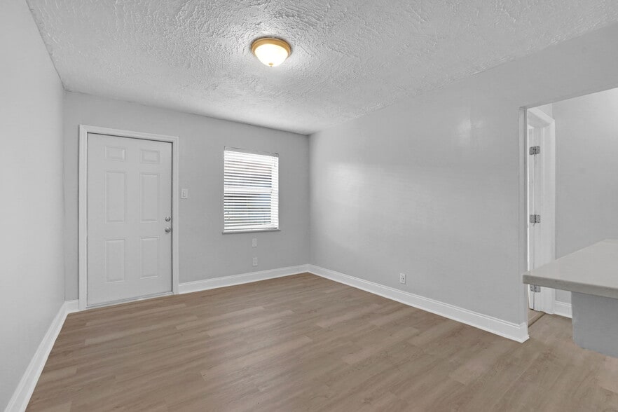 Building Photo - 746 SW 4th St