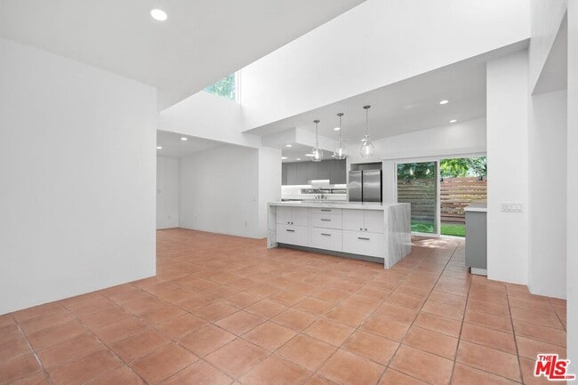 Building Photo - 1248 Bienveneda Ave