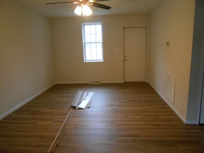 Building Photo - Remodeled, 2 Bedroom & 1 Bath Home  Like New!