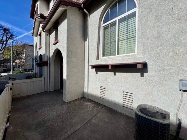 Building Photo - Spacious 3 Bedroom 2.5 Bathroom Condo in t...