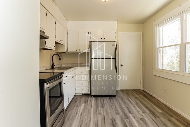 Building Photo - Charming 3 Bedroom Rental Home with Spacio...